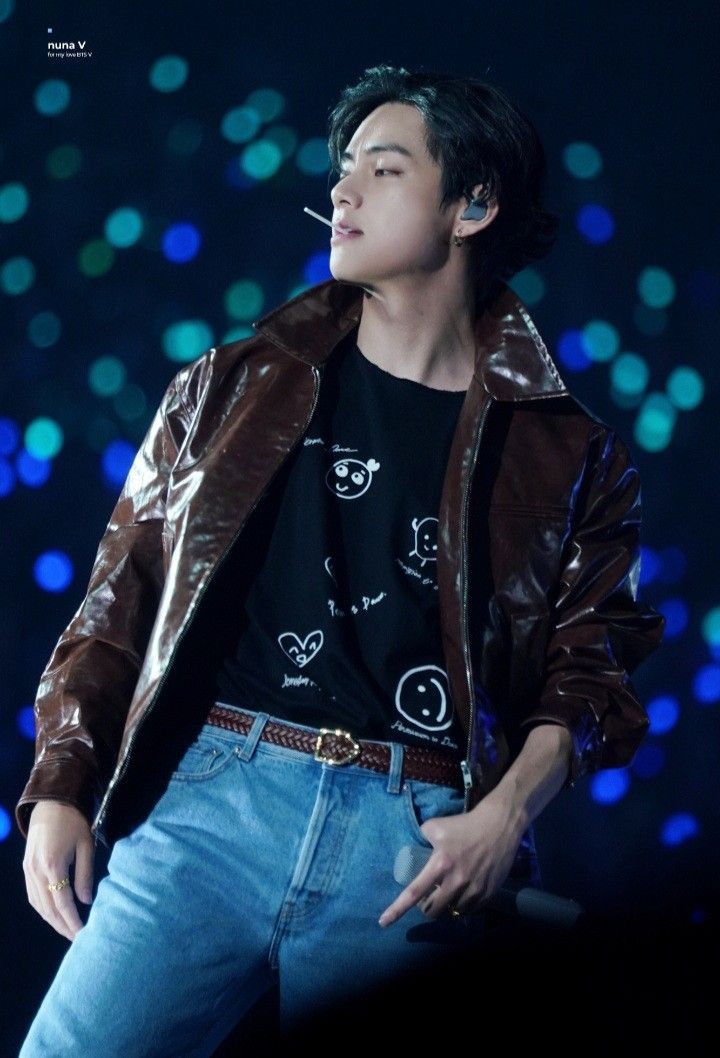 Aamyungv's tweet photo. Be my Valentine, #taekookau [a/b/o]

Kim Taehyung, the university's most popular alpha, never has to ask anyone out. They line up for him, showering him with courting gifts and asking him on dates on every occasion. The alpha enjoys it. Takes up the most interesting one on dates. https://t.co/SwWJVh2oLn