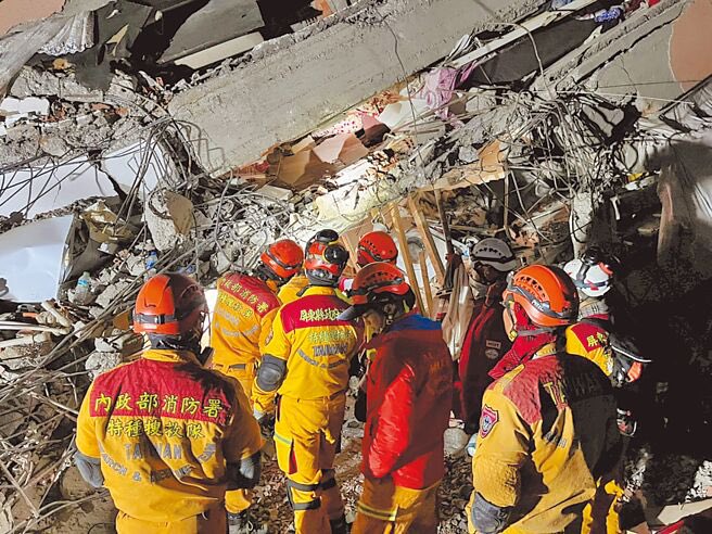 China Times'ın haberine göre, Adıyaman'da arama kurtarma yapan Tayvanlı ekip, göçük altında kalan bir kişiyi tam çıkaracakken, Türk ekip tarafından uzaklaştırılmış ve Türk ekip kendileri çalışmış gibi göstermiş.

Bölgeye 130 kişi, 5 köpekle gelen ekip ülkesine dönmüş.