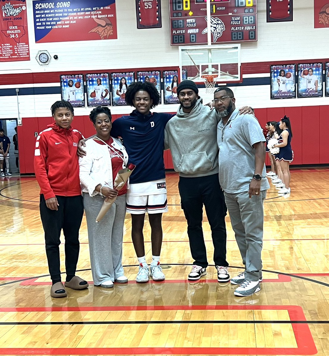 dulleshoops's tweet photo. Here’s a picture of #23 Jaylen Harris and his family.  Jaylen laughs more than anyone we’ve ever had 😂. He’s a great student and person in the building, a true example.  We appreciate all you’ve done for our program the last 4 years , Jaylen ! #Ethos https://t.co/fJMlNLp8m0