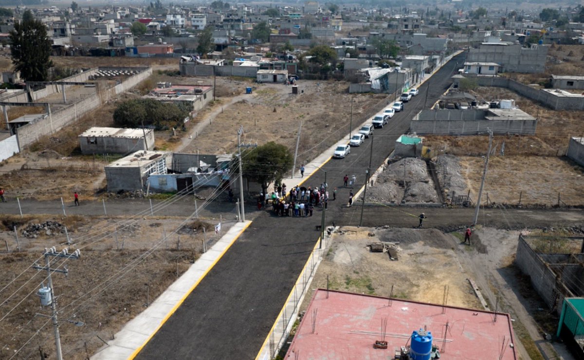 MGChalco's tweet photo. En compañía de vecinas, vecinos y autoridades auxiliares de la calle Tejocote en #Tezompa, entregué la construcción de guarniciones, banquetas y nivelado de esta vialidad donde invertimos 1 millón 799 mil pesos.
#MiguelGutiérrez
#GobiernoDeChalco
#AccionesContundentes https://t.co/LIctb7T4KJ
