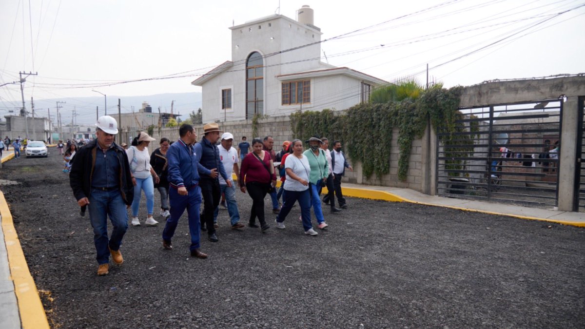 MGChalco's tweet photo. En compañía de vecinas, vecinos y autoridades auxiliares de la calle Tejocote en #Tezompa, entregué la construcción de guarniciones, banquetas y nivelado de esta vialidad donde invertimos 1 millón 799 mil pesos.
#MiguelGutiérrez
#GobiernoDeChalco
#AccionesContundentes https://t.co/LIctb7T4KJ