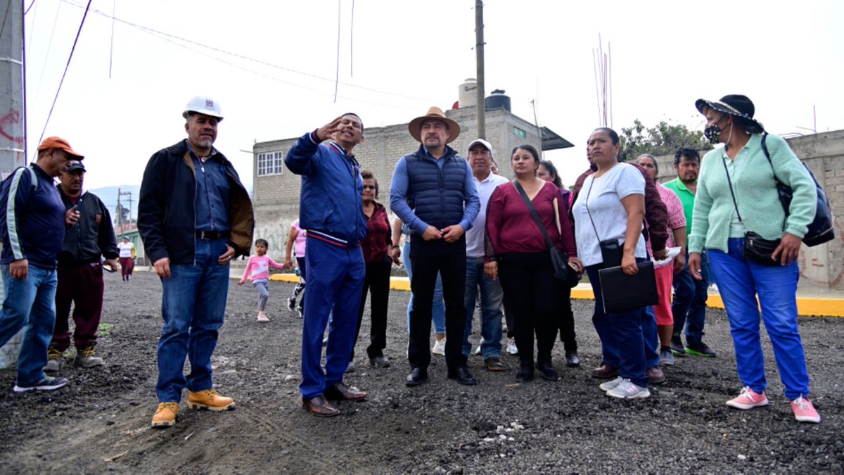 MGChalco's tweet photo. En compañía de vecinas, vecinos y autoridades auxiliares de la calle Tejocote en #Tezompa, entregué la construcción de guarniciones, banquetas y nivelado de esta vialidad donde invertimos 1 millón 799 mil pesos.
#MiguelGutiérrez
#GobiernoDeChalco
#AccionesContundentes https://t.co/LIctb7T4KJ
