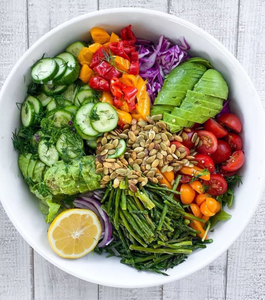 Alex52013122's tweet photo. Veggie Salad with pumpkin seeds, asparagus, peppers, cucumbers, greens and avocado 🥑🍅🌶️🥒🥗 https://t.co/q8KmFGQPbi