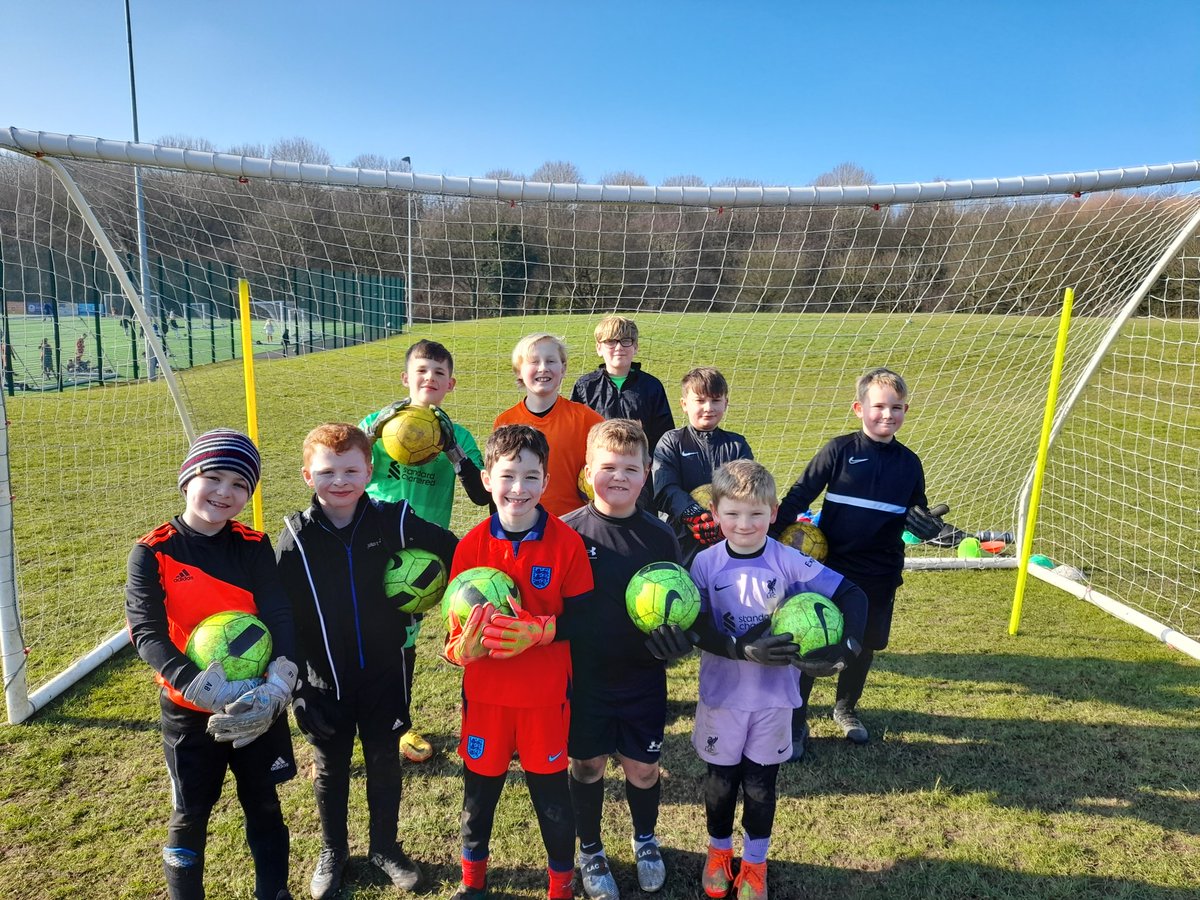GoalkeepingAFR's tweet photo. Great work by this group in there half term session today 👏👏👏 #goalkeeping #Liverpool #HalfTerm #Merseyside https://t.co/16M32iO4Ey