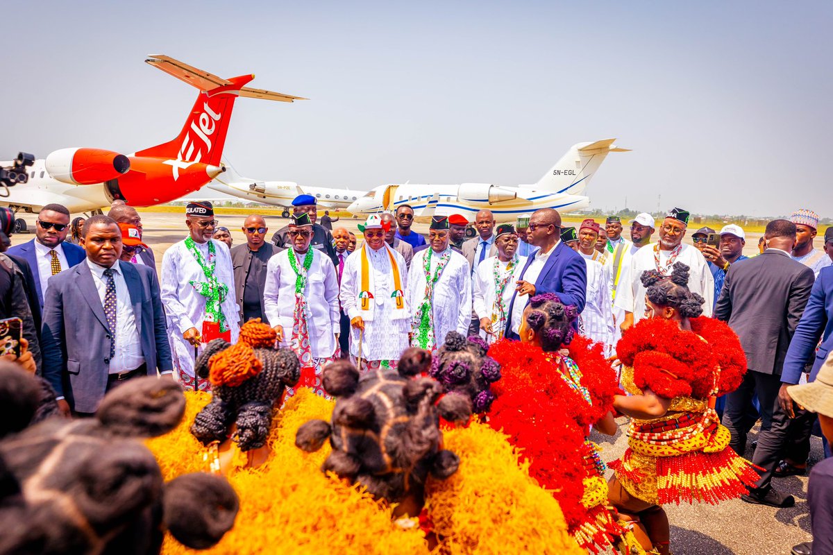 atiku's tweet photo. Upon landing in Calabar for what promises to be a great rally for the @OfficialPDPNig presidential campaign, my team and I headed straight to consult with the paramount ruler of Bakassi and Chairman of the Cross River State Traditional Rulers Council, Dr Etim Okon Edet, https://t.co/yJGKL5k7Ex
