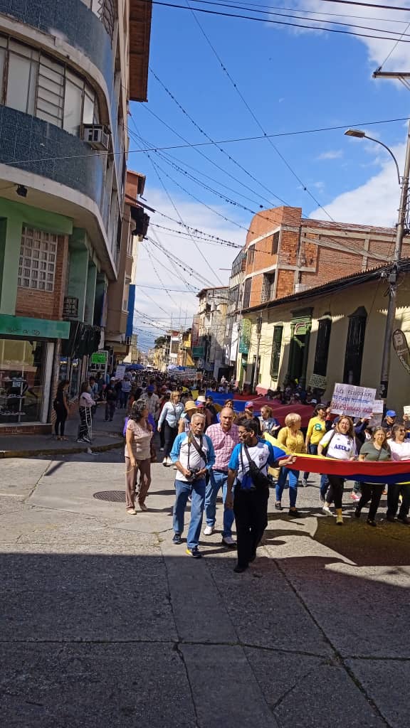 leoperiodista's tweet photo. #13Feb..Marcha de docentes y universitarios marchan para entregar documento en Procuraduría del Estado #Mérida y luego dirigirse al Boulevard de Estudiante en las inmediaciones de la facultad de Medicina https://t.co/usBAGjymNR