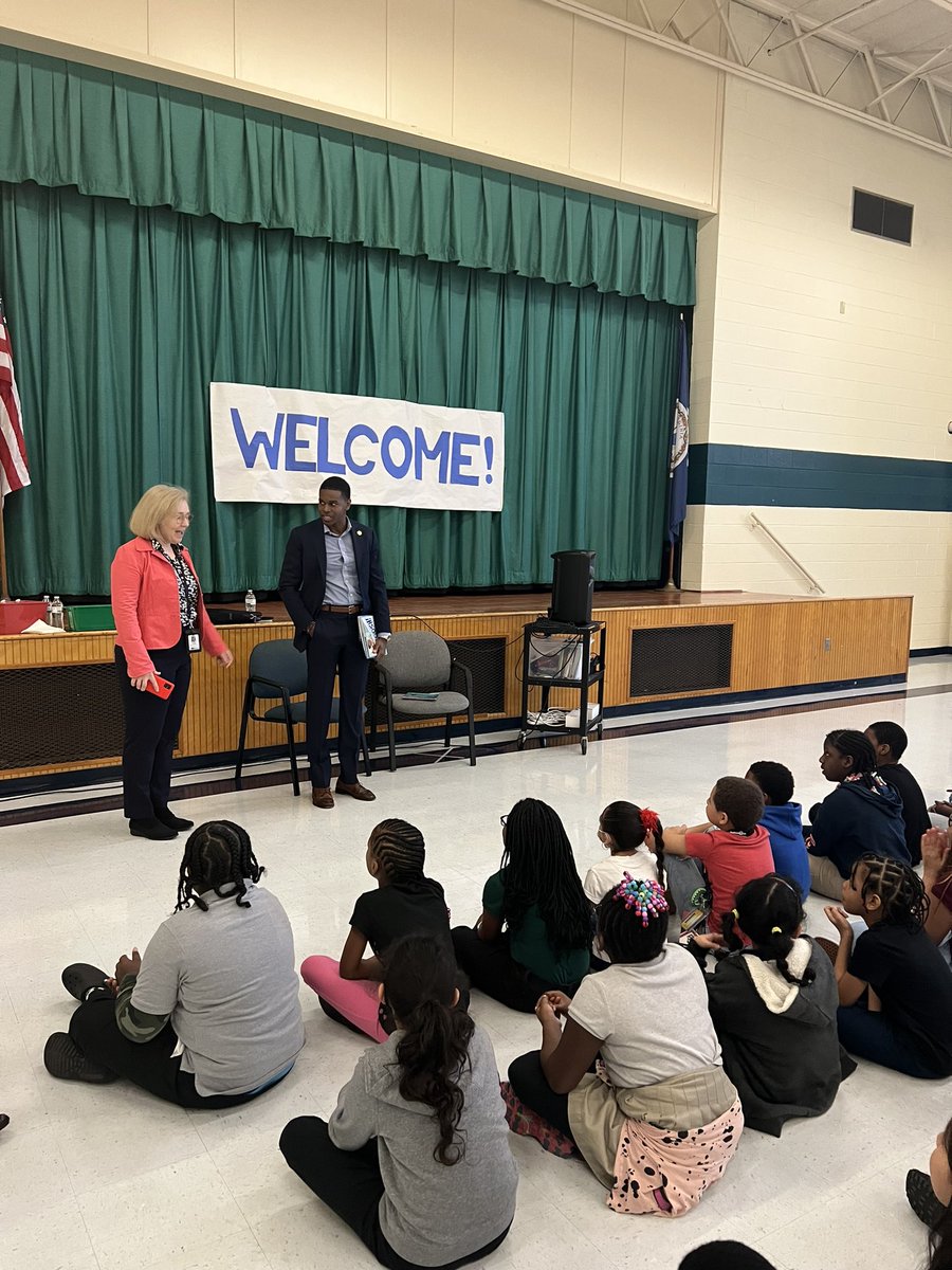 Mayor Phillip Jones is kicking off his reading tour at Newsome Park this morning. Thank you Mayor Jones. #NNPSproud @newsome_es