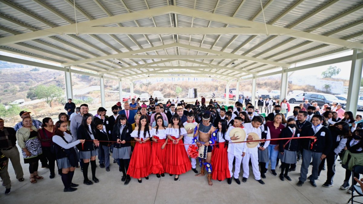 MGChalco's tweet photo. Desde el 2019, nos comprometimos a atender el abandono de todas nuestras comunidades y todos los sectores.
Para seguir impulsando la educación, invertimos más de 2.4 millones de pesos para construir la techumbre del CBT 4, en #Tezompa.
#MiguelGutiérrez
#GobiernoDeChalco https://t.co/ewLa8KzMLt
