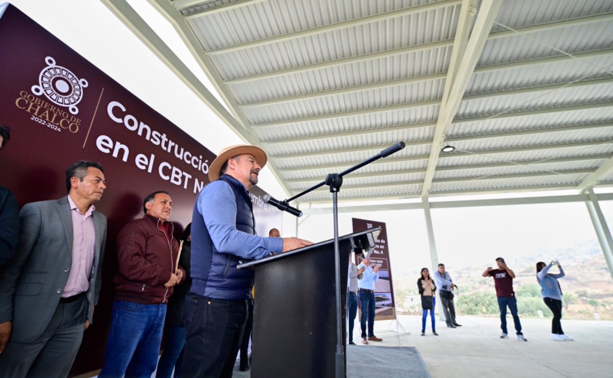 MGChalco's tweet photo. Desde el 2019, nos comprometimos a atender el abandono de todas nuestras comunidades y todos los sectores.
Para seguir impulsando la educación, invertimos más de 2.4 millones de pesos para construir la techumbre del CBT 4, en #Tezompa.
#MiguelGutiérrez
#GobiernoDeChalco https://t.co/ewLa8KzMLt