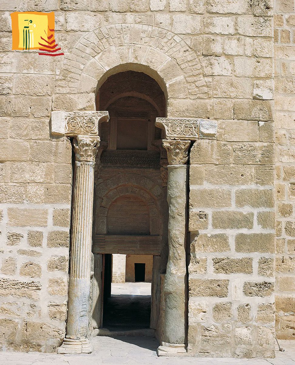 AMVPPC's tweet photo. 🔸Le porche d'entrée (ribat de Sousse)
La porte d'entrée, flanquée de colonnes antiques remployées, est surmontée d'un arc en grand appareil déchargeant le linteau ; le tympan aveugle est en retrait sur la façade. 
#amvppc #patrimoine #sousse https://t.co/4oGeMs2A5c