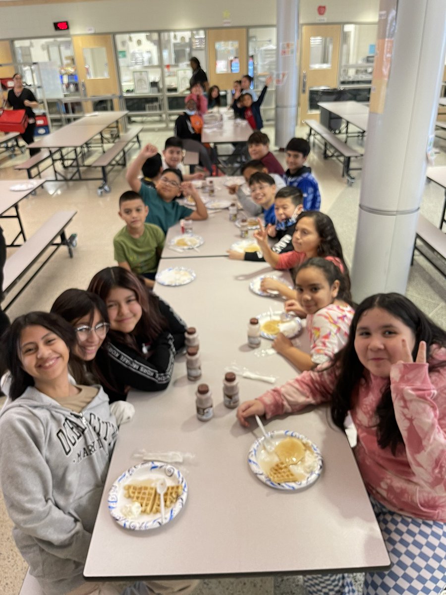 All of our 3rd and 4th grade English language students met their goals of patience, hard work and effort during their WIDA testing! Mr. Anderson and the EL team rolled up their sleeves and made them pancakes this morning! #watchus #everychildeveryday @FCPSTrailblazer