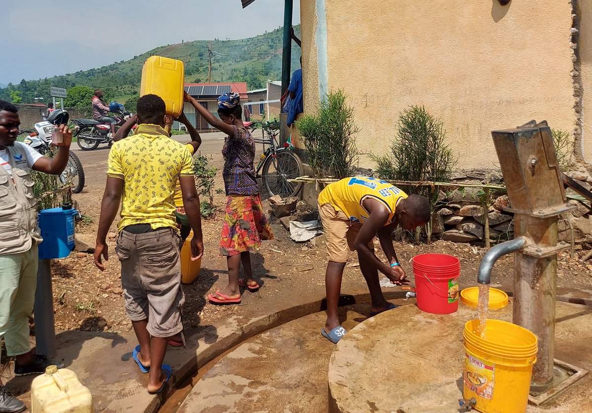 Water4Dev's tweet photo. Upon repairing the borehole located near Ruhwa Border in Rugombo Commune,we installed a #ChlorineDispenser to enable water treatment for 707 households

This is part of our ongoing #CholeraOutbreak response executed in collaboration with @AHAMR5 with support from @UNICEF_Burundi. https://t.co/Gz2gFIw1dg