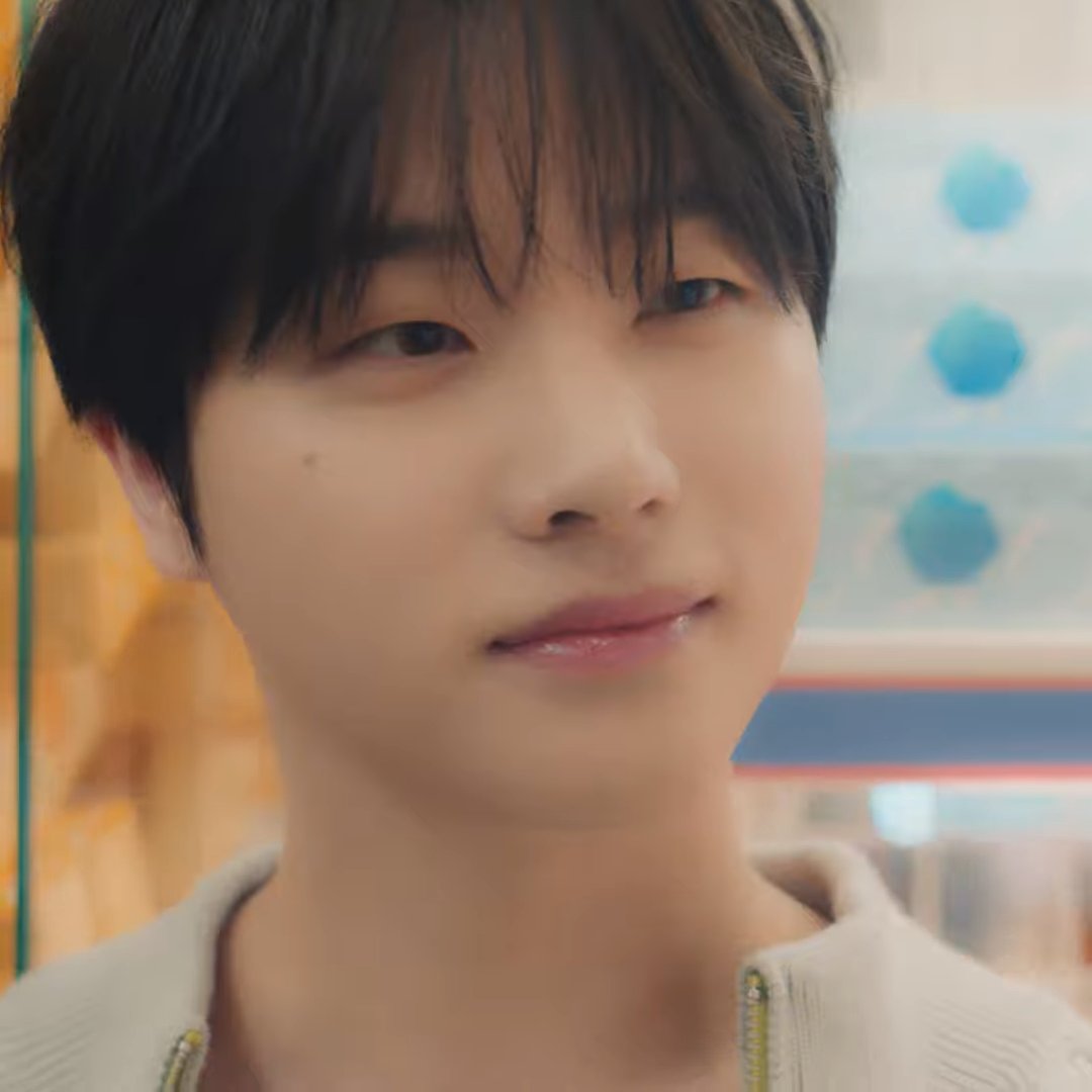 jisoo's gf on Twitter "RT queeniemalx screaming kicking the air