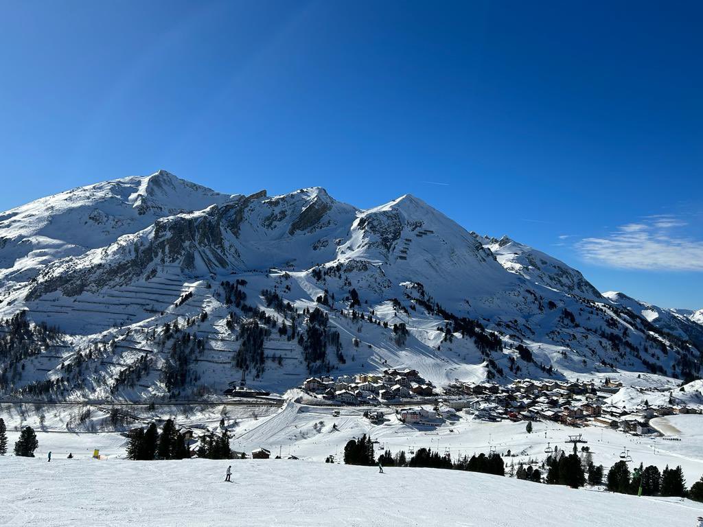So lucky to have bluebird days😍 What a fantastic day skiing, now for some downtime before we hit the local swimming pool. Sure the locals will be delighted to witness some good old RHS cannon balls into the pool!