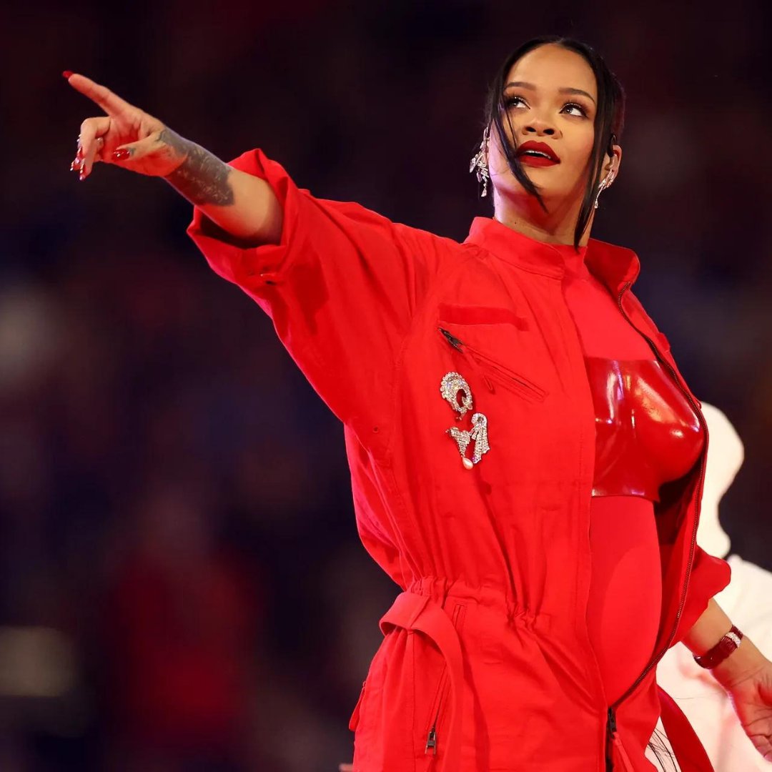 Last night, #Rihanna proved yet again why she's a pop icon AND an incredibly savvy marketer. 🏈🔥

Her Fenty Beauty touch up was iconic and the brand's marketing team killed it as always with their reactive social posts and audience interaction. 

#superbowl2023 #halftime