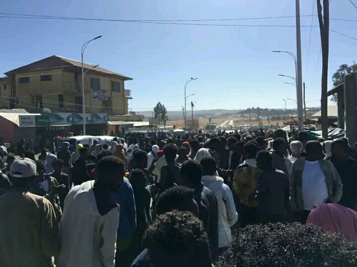 Abebaw_Menelik_'s tweet photo. “#ወደ_አዲስአበባ_አትገቡም!”

ደሙን አፍስሶ፤ አጥንቱን ��ስክሶ በገነባት ሀገር ላይ ይሄ ሁሉ መከራ!

#የአማራ ህዝብ በሁሉም አቅጣጫ ወደ አዲስ አበባ እንዳይገባ ክልከላ ከተደረገበት ዛሬ አራተኛ ቀኑን ይዟል። https://t.co/W8prZgLvan