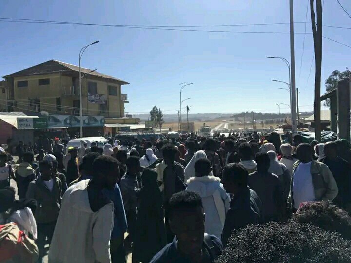 Abebaw_Menelik_'s tweet photo. “#ወደ_አዲስአበባ_አትገቡም!”

ደሙን አፍስሶ፤ አጥንቱን ��ስክሶ በገነባት ሀገር ላይ ይሄ ሁሉ መከራ!

#የአማራ ህዝብ በሁሉም አቅጣጫ ወደ አዲስ አበባ እንዳይገባ ክልከላ ከተደረገበት ዛሬ አራተኛ ቀኑን ይዟል። https://t.co/W8prZgLvan