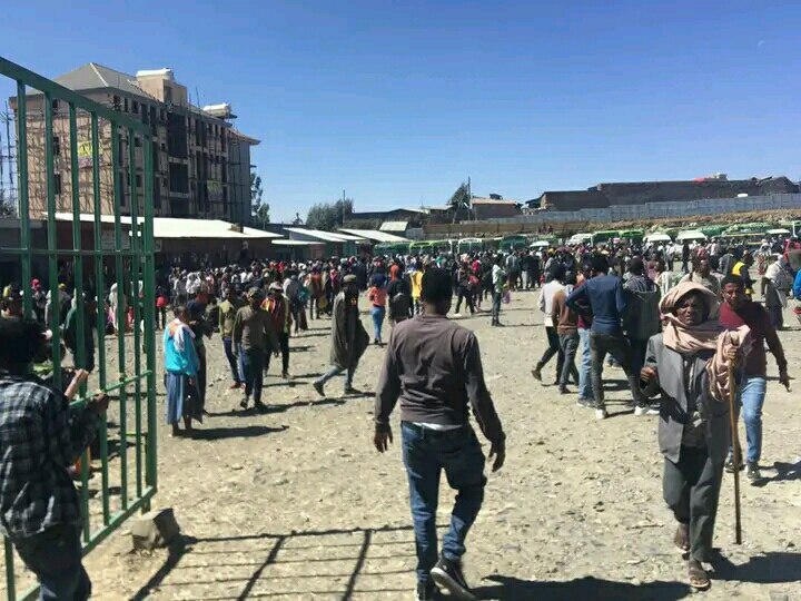 Abebaw_Menelik_'s tweet photo. “#ወደ_አዲስአበባ_አትገቡም!”

ደሙን አፍስሶ፤ አጥንቱን ��ስክሶ በገነባት ሀገር ላይ ይሄ ሁሉ መከራ!

#የአማራ ህዝብ በሁሉም አቅጣጫ ወደ አዲስ አበባ እንዳይገባ ክልከላ ከተደረገበት ዛሬ አራተኛ ቀኑን ይዟል። https://t.co/W8prZgLvan