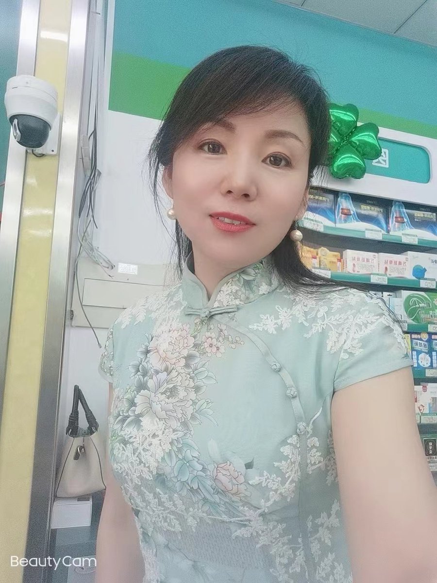 jsjbdhdh's tweet photo. 这个熟女姐姐有认识的吗？有好事。哈哈 https://t.co/WF8QPYY4qo
