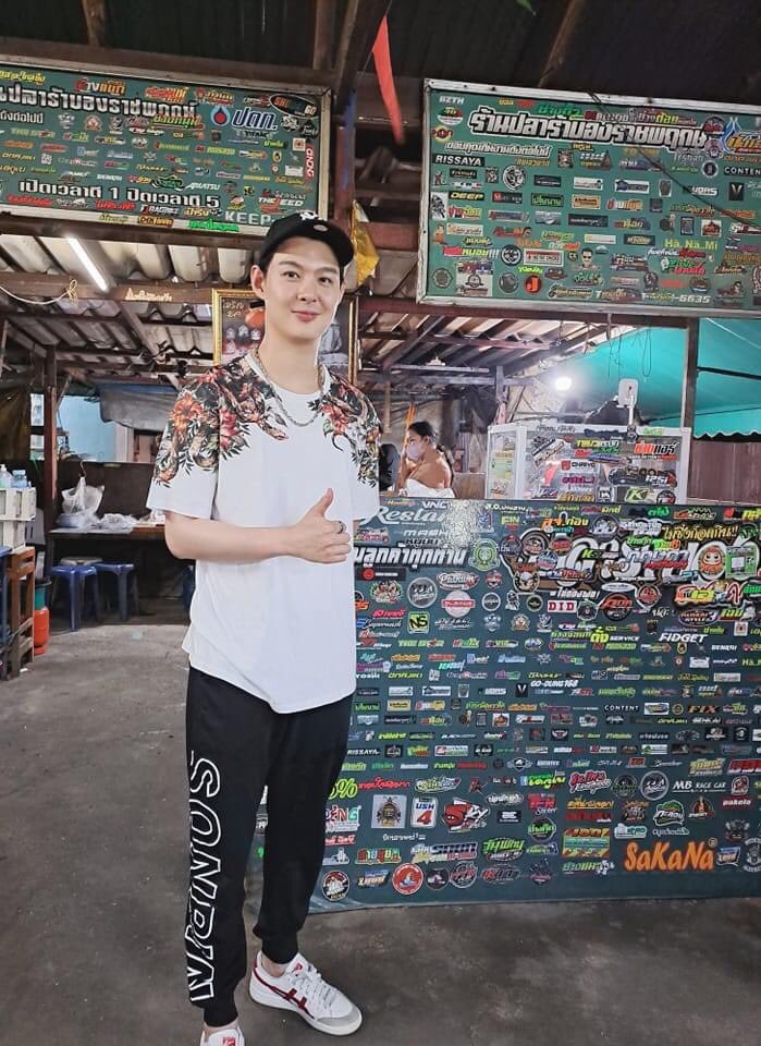 Khinenyeinps's tweet photo. This big sonpin captain is wearing pants with the word " SONPIN "on them again 🤦🏼♀️ ❤️🖤
#PerthSaintSation #TRIGON
#Saint_sup #sonpin https://t.co/41K9rLIacz