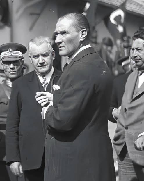 av_mfatihozer's tweet photo. “Felâket başa gelmeden önce, onu önleme ve ona karşı savunma çarelerini düşünmek gerekir. Felaket gerçekleştikten sonra üzülmenin bir yararı yoktur...” 

Gazi Mustafa Kemal Atatürk | 26 Temmuz 1920 TBMM Konuşması https://t.co/lWUNMuMLc0