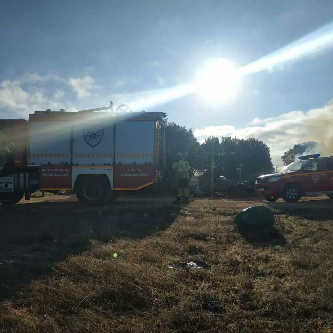CivilPioz's tweet photo. A las 8:45 recibimos una llamada de un vecino por incendio en el camino que lleva al punto limpio. A nuestra llegada observamos que son restos de escombro, muebles, electrodomésticos, etc. La investigación ya está en manos del Seprona. 
#pcpioz https://t.co/exJEMwl661