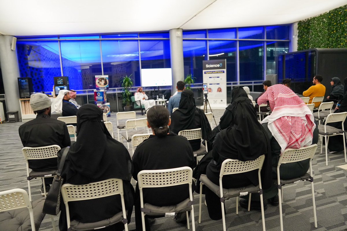 KS_ScienceOasis's tweet photo. ضمن انشطة واحة الملك سلمان للعلوم أُقيمت اليوم حلقة للبرنامج الحواري #ScienceO بعنوان "صناعة الأقمار الصناعية"، حيث تحدث د. أنس البريت عن تاريخ المملكة في الفضاء وصناعة الأقمار، وبرامج الفضاء لخدمة البشرية في عدة مجالات. https://t.co/mH8f7dkKdS