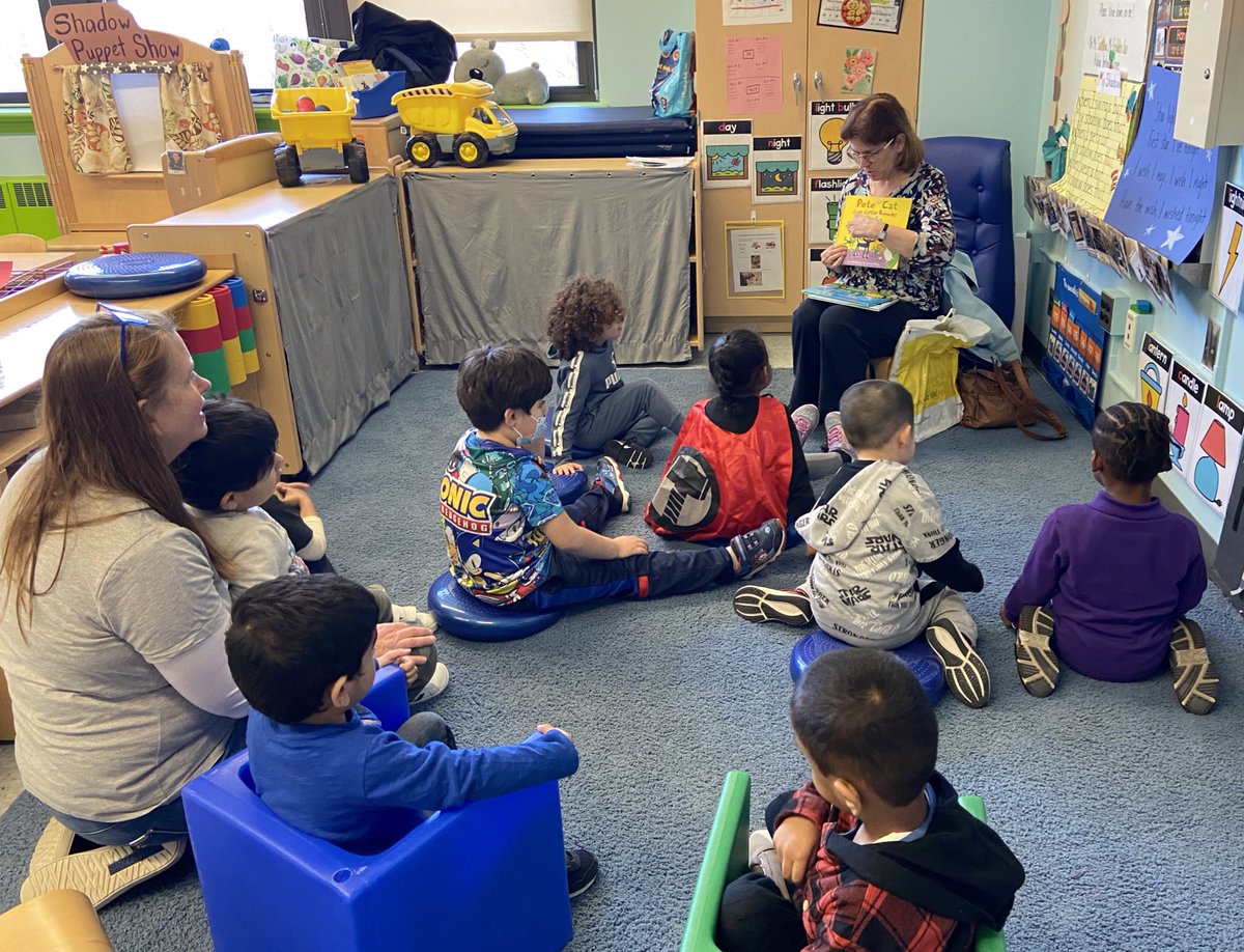 D25PreKCenters's tweet photo. A big shout out to Diane Jobsky, a children’s librarian from the Whitestone Branch of @QPLNYC, who came to visit our Whitestone Pre-K classes! Thank you for sharing your love of reading with us! #district25prekcenters #prekforall #queenslibrary https://t.co/UGJPr9uzT6