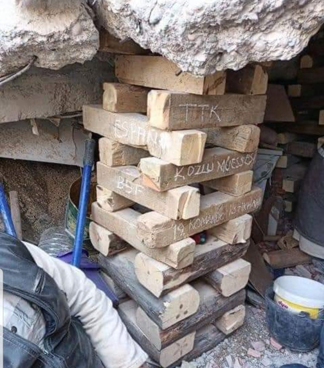 İşte hayat kurtaran, 
"DOMUZ DAMI" yöntemi..
Zonguldak'lı madencilerimiz 
Türkiye'mizin gururusunuz. ❤😢