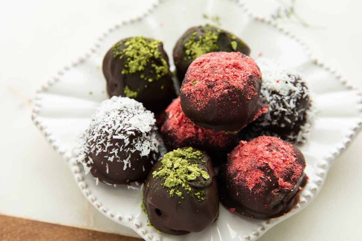 Jar_Of_Lemons's tweet photo. These easy Superfood Chocolate Bites are the best healthy treat!  These chocolate bites can be made in about 5 minutes and are perfect for gifting, bringing to a party, or keeping on hand for a sweet dessert!

RECIPE: https://t.co/3QegM1MD6K https://t.co/1GP2bNehGq