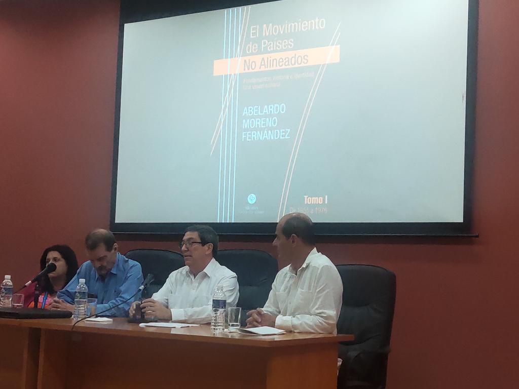 En estos momentos <a href="/BrunoRguezP/">Bruno Rodríguez P</a> presenta el libro "El Movimiento de Países No Alineados. Una Visión Cubana", de Abelardo Moreno, texto imprescindible para aquellos que deseen profundizar su conocimiento sobre el No Alineamiento, desde una visión profundamente antimperialista.