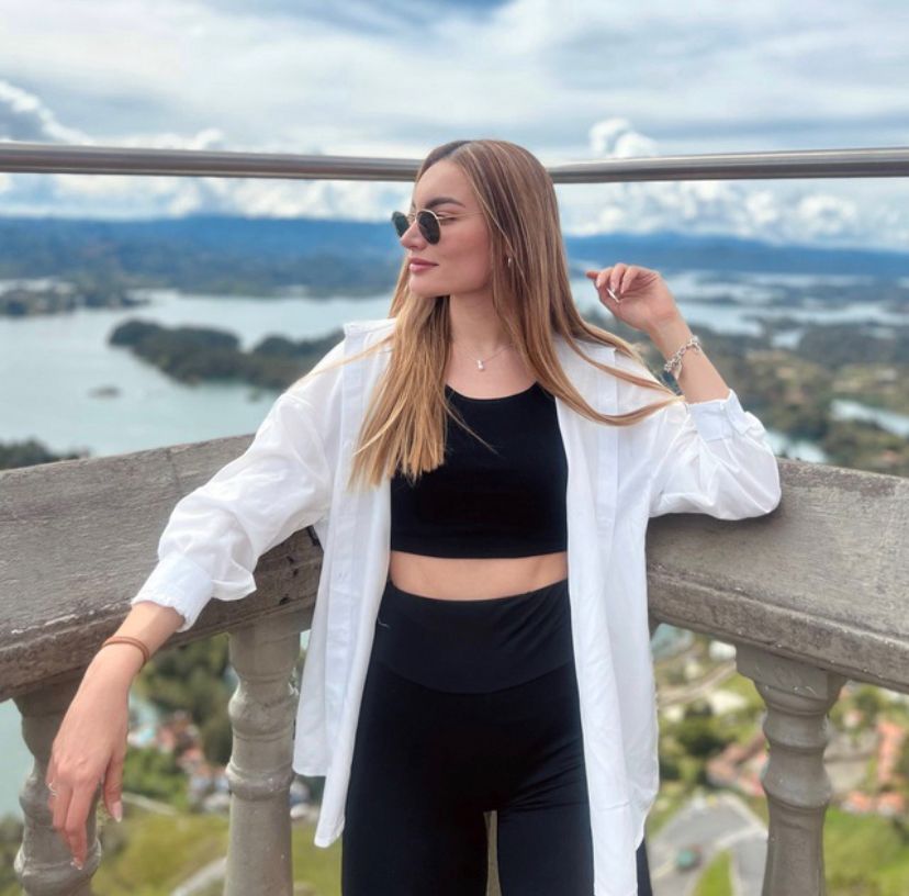 No olviden incluir a Allison Joya Carlos en sus denuncias, hermana y principal cómplice de Axel Joya Carlos. Falsificaba firmas de contratos y realizaba los pagos de "rendimientos".