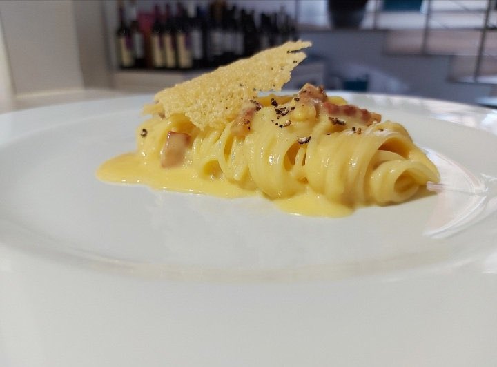 CSseki's tweet photo. Classic Spaghetti carbonara with Guanciale and black pepper, cream made from egg yolk with parmigiano reggiano and a little bit of Guanciale fat. https://t.co/ZmG7LjXIPZ