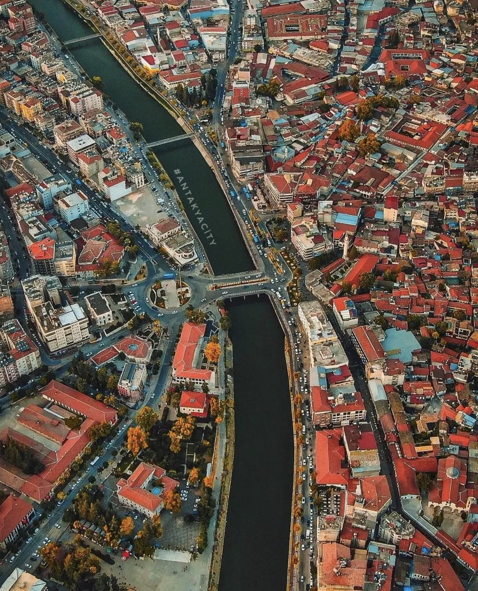 Arayıp soranlar deprem bölgesinde bir kaybınız var mı? Tanıdık mı ? Çekirdek ailenden kimse var mı ? Diye sormaktan vazgeçin.'yakınımız var,herkes yakınımız,her  vefat eden yada yaralananla bir muhabbetimiz selamımız var.onlar bizim insanımız bu memleketin çocuğuyuz.