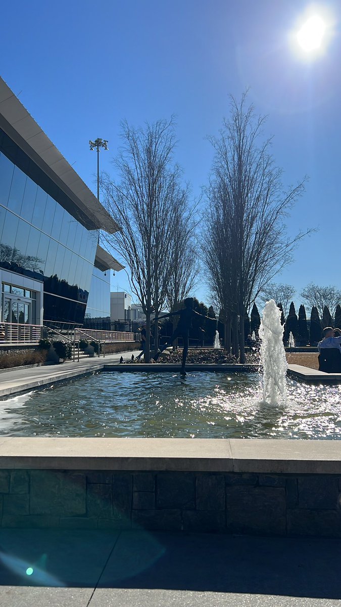 Multiple <a href="/united/">United Airlines</a> 1K flyer here; of all of the airports I’ve been in &amp; out of, this outdoor waiting area (after security) makes <a href="/GSPAirport/">GSP Airport</a> my fave 
LOVE this 💪💪💪