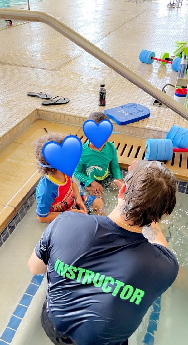 RoseItzcovitz's tweet photo. Look at this pure JOY in the pool 🤩🏊‍♀️ Today’s story is about leveling the playing field for foster kids. Many don’t get to do extracurriculars like swimming. @EMAC_Swim and @KindnessPrjct are partnering to give FREE swim lessons to foster families 😍 Story at 4 on @69News https://t.co/F2iyj2k9F3