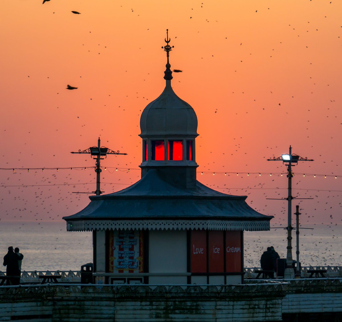 PositiveLee7's tweet image. Sunset with the Starlings tonight here in Blackpool.#Blackpool #murmuration #starlings #Sunsets #northpier #birds #sunset #Blackpoolcouncil #RSPB