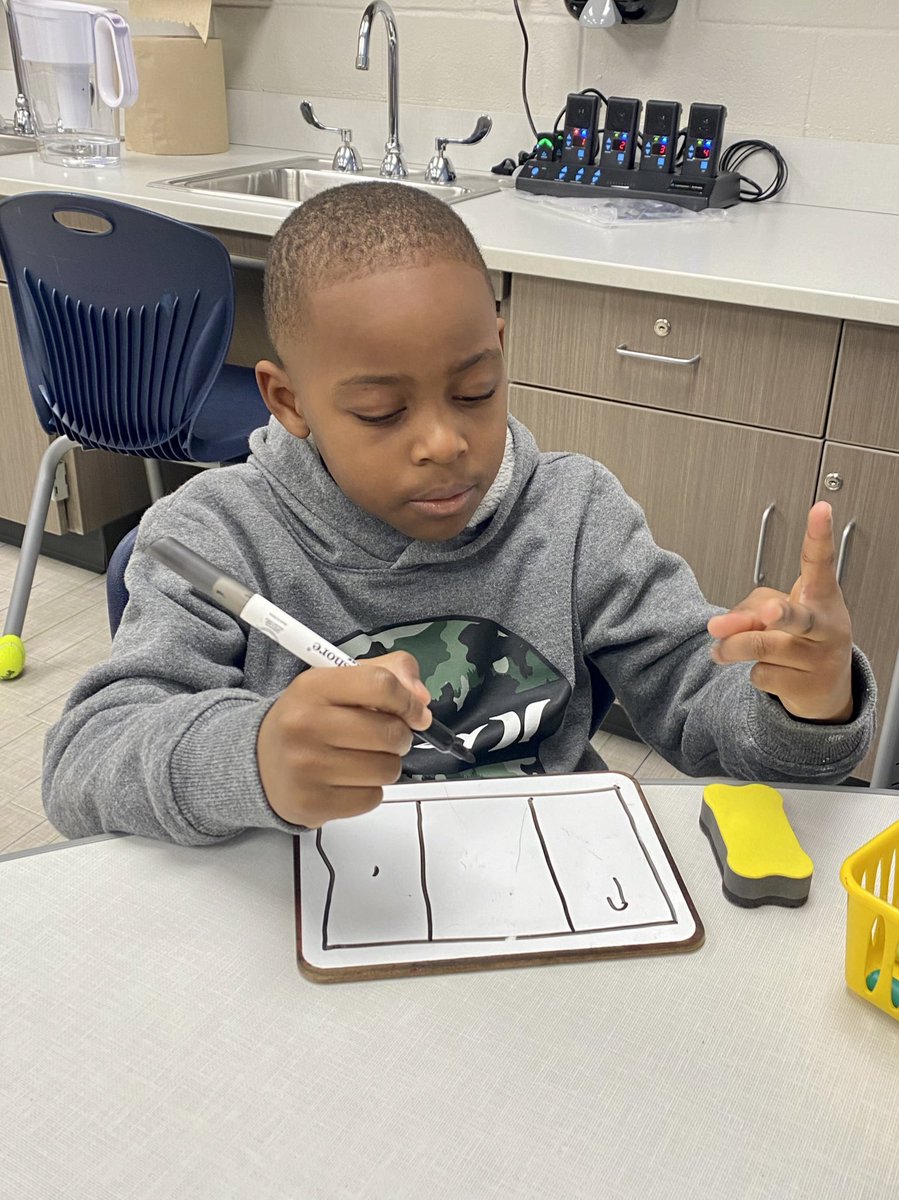 Mrs_AndersonYea's tweet photo. Using Elkonin Boxes to help us spell CVC words. βπΌππ #segmentingwords #breakingwords #stretchingwordsacrossourfingers #usingourstrategies @CyFairYeager @tylerhartCyFair @Ms_Margreiter https://t.co/Y614rxr6f0