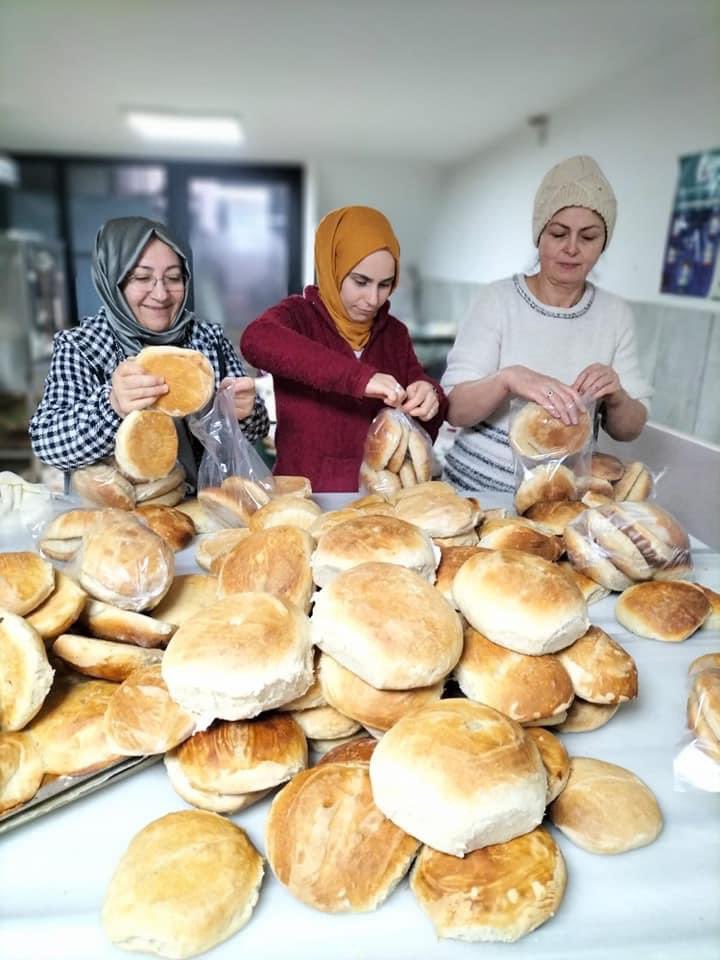 BafraHEM's tweet photo. "Zorluklar beraber asilirsa kolaylasir"
 bugün verilen emeği ve gayreti fotoğraflar bile anlatmak için yetersiz kalıyor. Emeğinize sağlık Bafra Halk eğitimi merkezi ailesi https://t.co/3ws0L5rULi