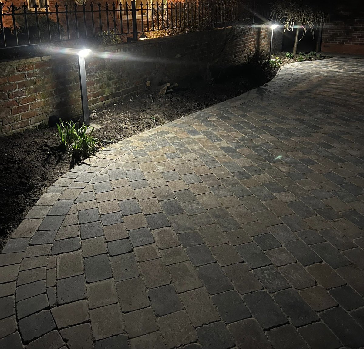 SCEelectrical09's tweet photo. Drive lighting completed today , really happy with the end result , #AwesomeAnsell #outsidelighting @ansell_lighting https://t.co/IWwD7JBBMy