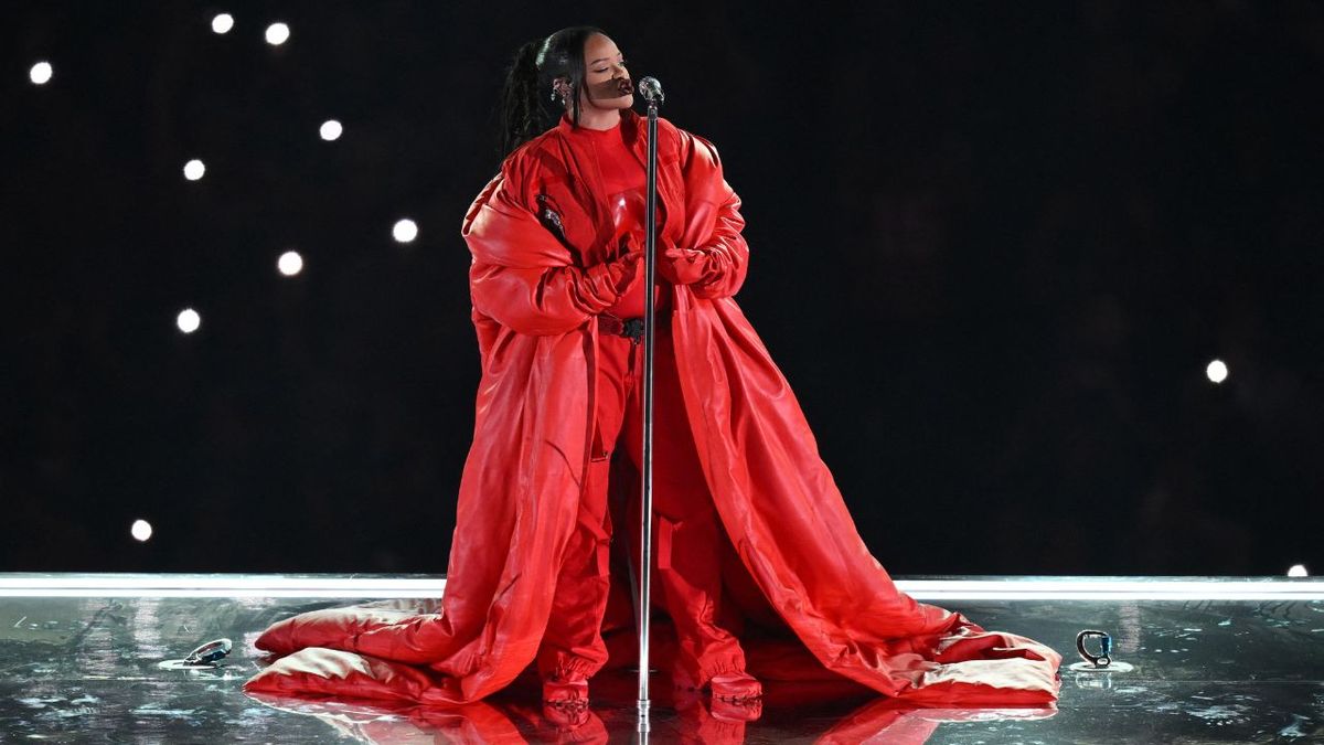 Darkopopnews's tweet photo. Cuando tienes q demostrar el doble para ser tomado en serio, haces coreos imposibles, te tiras del techo, sacas tigres de 40 metros.

Las mujeres no tienen que demostrar más que un hombre. Ver a Rihanna embarazada en el espectáculo, sin más, por qué no hay más que demostrar. https://t.co/XIh2Rdlx9B