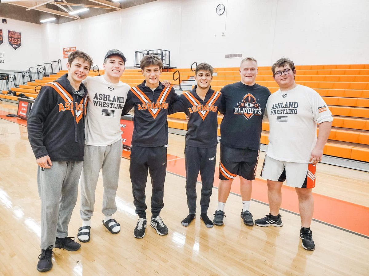 Arrows_Wrestle's tweet photo. We pulled off a big win on Senior Night vs Strongsville 37-35! We are honored to have these fine young men lead our team! 💪

We'll be back at Arrow Arena Next Sat for the OCC Championships https://t.co/S1xFOqS3WJ