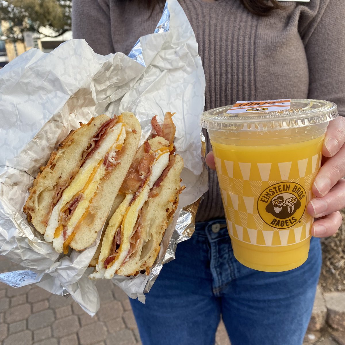 Happy Monday! This weeks retail feature is The All Nighter sandwich and fresh orange juice from Einsteins! 
•
Don’t forget your Einstein’s lunch card!
•
#retailfeatures #einsteins