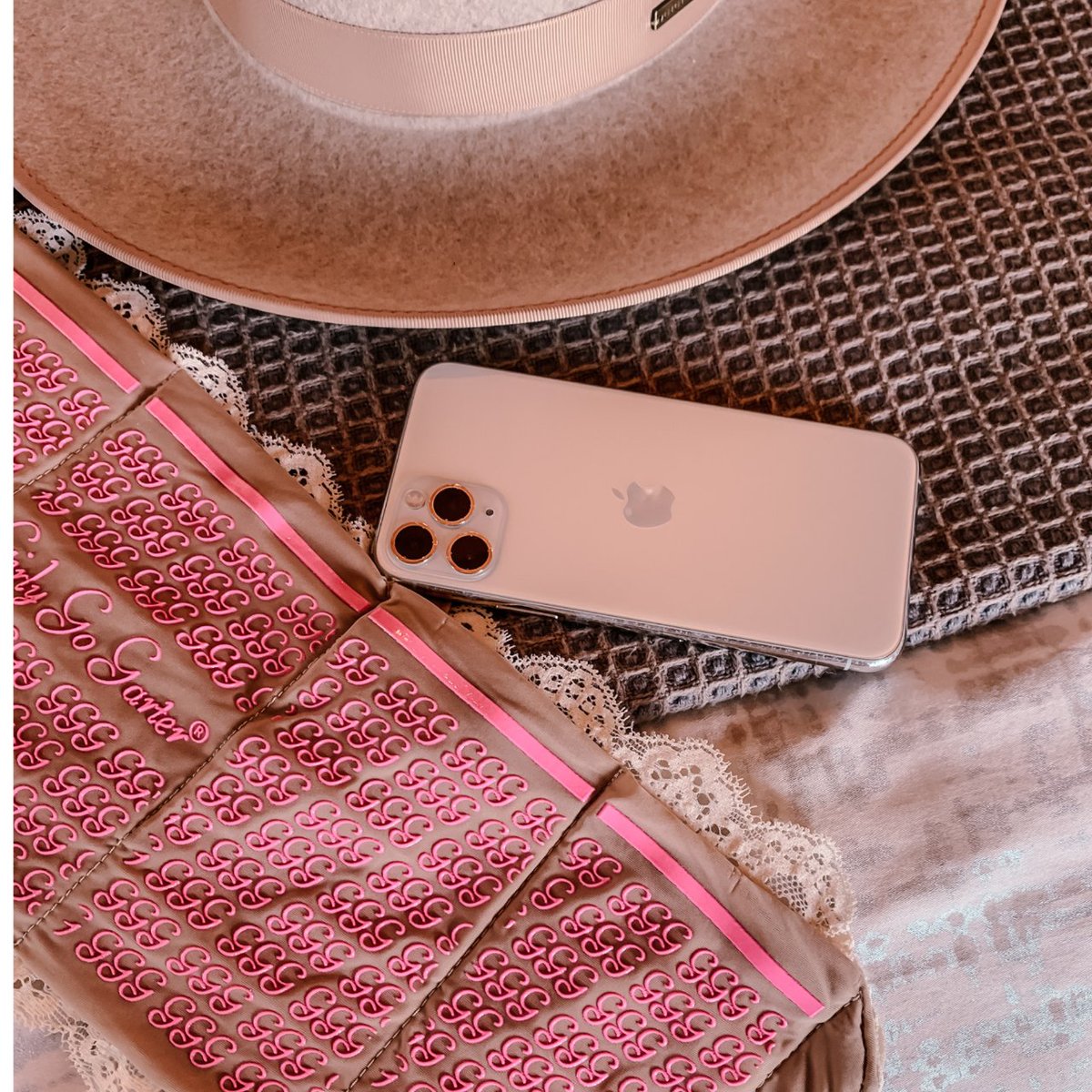 Cute hat ✔️
Phone ✔️
Best accessory to carry your stuff ✔️

#girlygogarter #fashion #accessories #accessoriesoftheday #womenaccessories #accessibility #womensaccessories #accessorieslovers #fashionaccessory #accessorieslover #luxuryaccessories