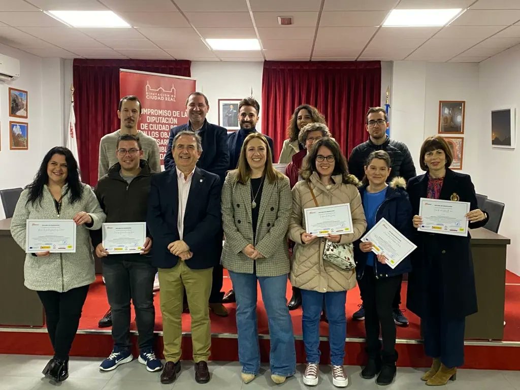 DiputacionCR's tweet photo. 🤝 @Maria_JesusVM recuerda la inversión de 3,6 millones para bonificar a las empresas que contraten a los alumnos del Promueve VI, anunciada por el presidente José Manuel Caballero.

👏 Ha clausurado hoy los cursos que se han desarrollado en Aldea del Rey y Bolaños de Calatrava. https://t.co/5xevMCKux8