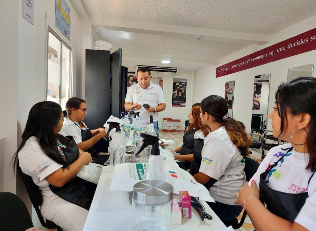 BarrientosAMSV's tweet photo. Los jóvenes de nuestro municipio se merecen verdaderas oportunidades que les hagan desarrollar sus habilidades e impulsar su vocación. Gracias a  @AMEXCID, este día inauguramos talleres vocacionales que estarán desarrollándose en el CMPV - San Vicente https://t.co/PdRzdg7Gbh
