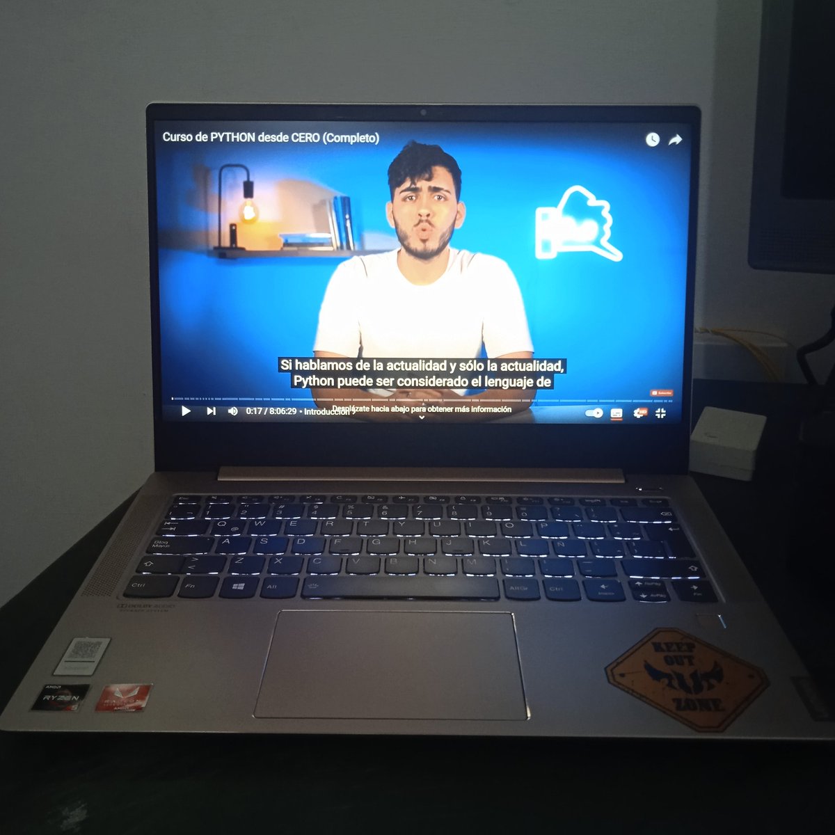 Dangozud's tweet image. Bueno, el lore es el siguiente. Estaba programando en una laptop del gobierno, ya los programas ni me abrían... Pero tengo un sueño y es ser programador... Reuní un dinero y me compré está laptop y se q ahora podré complot mis metas @SoyDalto  #daltopython