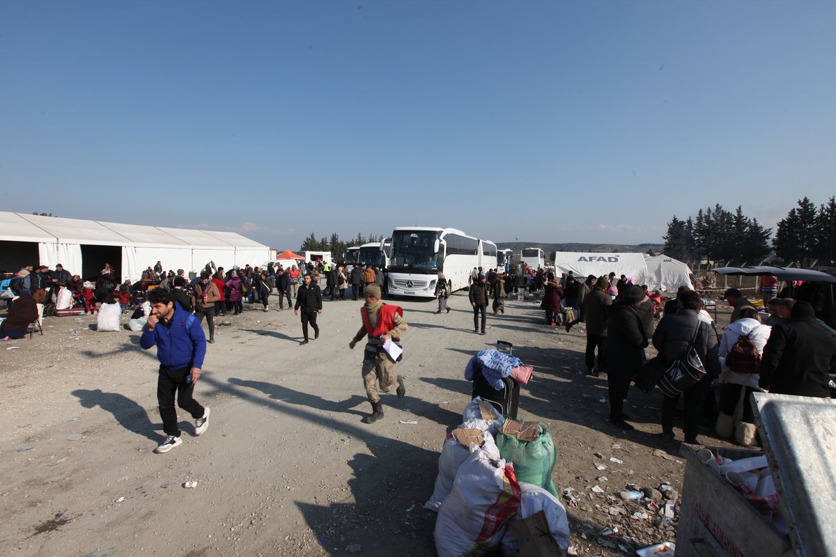 Hatay'da tahliye bölgesinde bir vatandaşın başka birine maddi yardım etmeye çalıştığını fark ettik. <a href="/Yalcn_akarsu/">Yalçın Semir Akarsu</a>'yla biraz izledik, sonra gidip tanıştık. İsveç'ten yardıma gelen bir vatandaşımızmış: "Otobüsten indikten sonra bu insanlarımız ne yapacak? Böyle katkım olsun."
