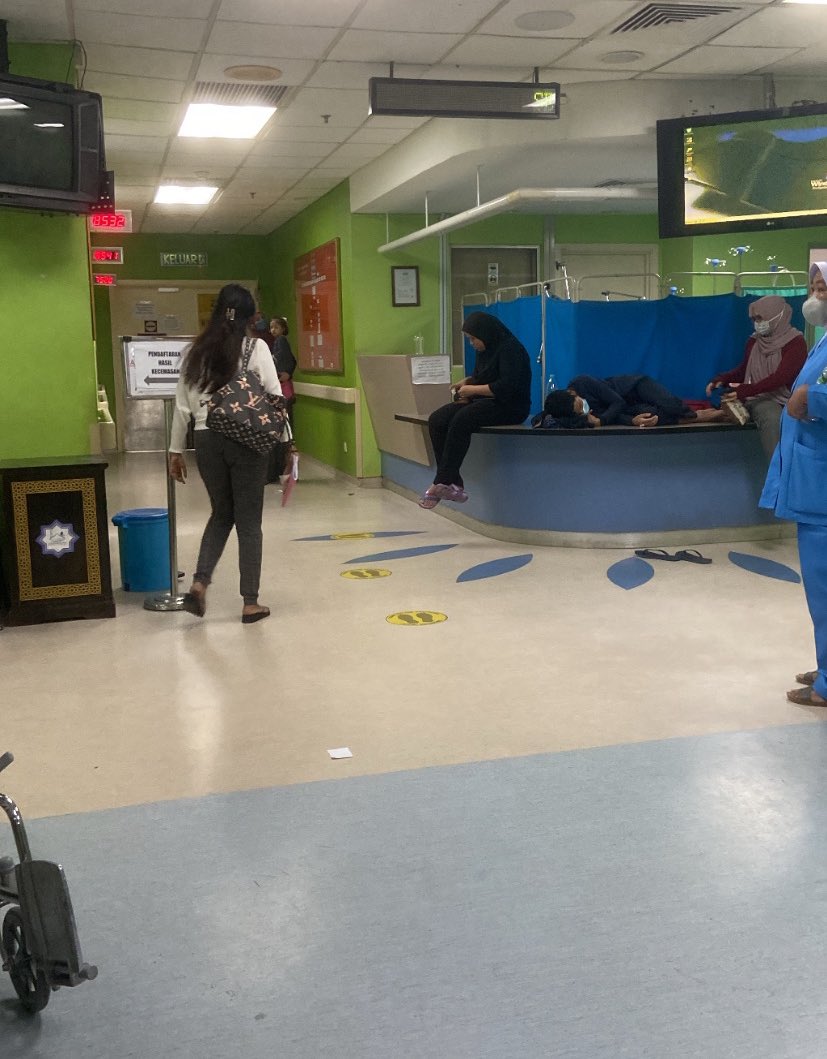 girlinstasis's tweet photo. [Thread] Our government hospitals need help. I am currently at Putrajaya Hospital (Emergency). There are not enough doctors and nurses. Too many sick people. No systems in place. Not enough beds. Not enough seats for waiting families. No sanitary measures being taken. https://t.co/8AS8TskTEw