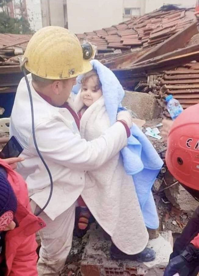 “Gel seninle bir kez daha ağlayalım. Yaşanmışlara, yaşanmamışlara, bir de hiç yaşanmayacaklara.”